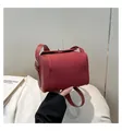 Borsa a scatola retrò bordeaux in pelle a grana con chiusura metallica dorata - Rosso