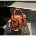 Borsa quadrata caramello in similpelle liscia con fibbia regolabile e tracolla a catena - Marrone scuro