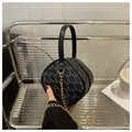 Dettaglio mini borsa rotonda con motivo M grigio e tracolla a catena dorata - Nero