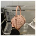 Dettaglio della mini borsa cilindrica rosa con monogramma M e catena dorata - Rosa