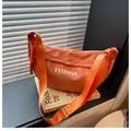 Dettaglio borsa a mezzaluna in nylon arancione con stampa fashion e tirazip intrecciato - Arancione
