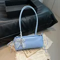 Borsa sottobraccio azzurra minimalista con fiocco di pizzo e ciondolo a cuore - con portachiavi / Blu
