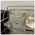 Borsa tote grigia in pelle scamosciata con frange e fibbia vintage su supporto argento - Grigio