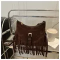 Borsa tote bohémien marrone scuro con lunghe frange e cuciture a V di tendenza per donna - caffè