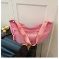 Borsa a mezzaluna in nylon rosa con scritta Fashion bianca e ampia tracolla in tessuto - Rosa
