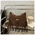 Elegante borsa tote in pelle scamosciata marrone con frange e fibbia in argento - Marrone Scuro