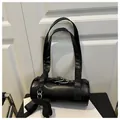 Sac cylindrique noir mat avec nœud papillon et longues bandoulières élégantes - Noir