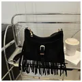 Borsa tote alla moda in camoscio nero con lunghe frange bohémien e dettaglio con fibbia - Nero