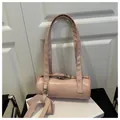 Sac cylindrique rose clair chic avec de longues bretelles et boucle en métal décorative - Rose