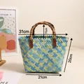 Borsa in paglia intrecciata a mano con manico in bambù e motivi blu, verdi e gialli - Verde Multicolore (Manico in bamboo retrò)