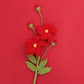 Handgehäkelter Glockenblumenstrauß mit roten Blütenblättern und grünen Blättern - Rot (Afghanischer Eustoma-Zweig)