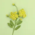 Nahaufnahme handgehäkelter Blumen mit gelben Blüten und grünen Blättern im Detail - Grün (Afghanischer Eustoma-Zweig)