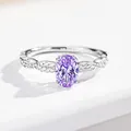 Detailansicht eines lila Moissanit-Rings mit gedrehter Pavé-Schiene aus 925er Silber - US 5 / Violett (Zirkonia)
