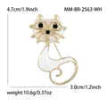 Broche de gato con gafas en esmalte blanco y acabado dorado, altura 4,7 cm y ancho 3,0 cm - Blanco