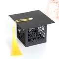 Schwarze Doktorthut-Geschenkbox mit gelber Quaste und Laser-Cut-Design 2024 - 6x6x6cm / Schwarzer Abschlusskappen-Stil (Mit Gelber Quaste)