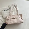 Sac à bandoulière en cuir ciré rose pâle avec œillets métalliques et boucle décorative - Rose