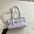 Sac bandoulière en cuir ciré lavande avec boucle décorative et détails d'oeillets - Violet