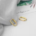 Orecchini a cerchio rettangolari dorati minimalisti con finitura metallica lucida - Orecchino a Cerchio Ovale Geometrico in Oro