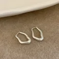 Boucles d'oreilles S925 argent mat avec un design géométrique ondulé irrégulier - Boucles d'oreilles géométriques à vagues irrégulières (Argent)