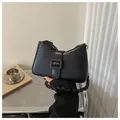 Schwarze Baguette-Tasche in Krokodil-Optik mit stylischem geflochtenem Schultergurt - Schwarz