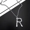 Pendentif lettre R argenté avec texture bambou et chaîne vénitienne pour hommes - Lettre R