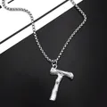 Collier pour homme avec pendentif lettre T argentée et texture boisée en acier titane - Lettre T