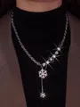 Collier flocon de neige argenté avec cristaux et pompons sur pull noir - Argent (BY-0174)