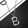 Collier en acier titane avec pendentif lettre B argentée au fini texturé unique - Lettre B