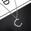 Collier avec pendentif lettre C argenté, texture bambou et chaîne maille vénitienne - Lettre C