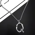 Collier en acier titane argenté lettre Q avec texture d'os gothique pour homme - Lettre Q