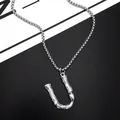 Collier en acier titane argenté avec un pendentif lettre U au design texture bambou - Lettre U