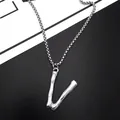 Collier en acier titane argenté avec pendentif lettre V et texture bambou chic - Lettre V