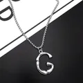 Collier à chaîne carrée argentée avec pendentif lettre G texture bambou - Lettre G