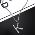 Collier en acier titane avec pendentif lettre K argenté et texture bambou - Lettre K