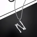 Collier en acier titane avec pendentif lettre N texturé argenté et chaîne box - Lettre N