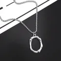 Collier minimaliste en acier titane argenté avec pendentif ovale texturé et chaîne box - Lettre O