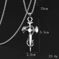 Collier gothique épée et serpent avec zircon blanc et dimensions sur fond noir mat - Zircone Blanche