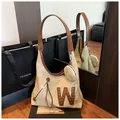 Sac à épaule en toile beige avec grand logo W et lanières en cuir marron - Kaki