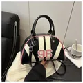 Dettaglio borsa bowling sportiva con toppa numero 96 e bordi rosa a contrasto - Nero