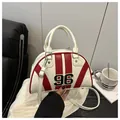 Dettaglio della borsa bowling crema con strisce rosse e ricamo del numero 96 sportivo - Bianco