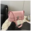 Detalle del bolso de hombro rosa con elegante cierre giratorio metálico ovalado plateado - Rosa