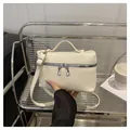 Elegante borsa a mano beige a scatola con motivo litchi e cerniere argentate lucide - Bianco