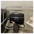 Borsa a scatola minimalista in pelle nera martellata con cerniere in argento - Nero