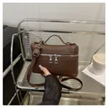 Borsa a mano quadrata in pelle marrone scuro con trama litchi, zip argento e tracolla - Marrone Scuro