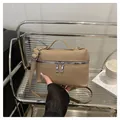 Borsa a tracolla in pelle martellata kaki con manico e doppie cerniere argentate decorative - Cachi