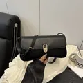 Schicke schwarze Schultertasche aus Kunstleder mit goldenem Drehverschluss für Damen - Schwarz