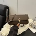Sac bandoulière rétro en cuir mat marron foncé avec boucle dorée et bandoulière - Brun Foncé