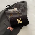 Elegante zwarte fluwelen crossbody tas met driehoekig stiksel en gouden metalen ketting - Zwart