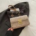 Elegante beige fluwelen schoudertas met V-stiksel en een gouden metalen gesp - Khaki