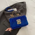 Elegante koningsblauwe fluwelen schoudertas met gouden ketting en geometrisch stiksel - Blauw